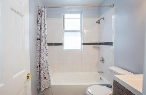 Petworth House | 3-min walk to PETWORTH METRO STATION ;10 mins to CONVENTION CENTER: PRIVATE COZY and QUIET BEDROOM and BATHROOM