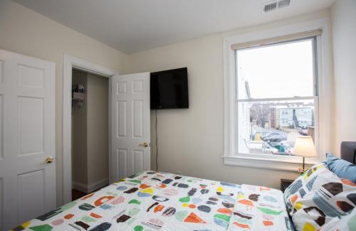 Petworth House | 3-min walk to PETWORTH METRO STATION ;10 mins to CONVENTION CENTER: PRIVATE COZY and QUIET BEDROOM and BATHROOM