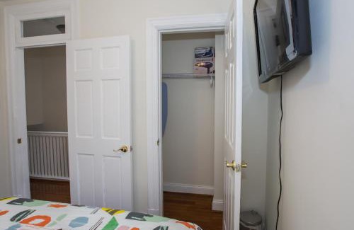 Petworth House | 3-min walk to PETWORTH METRO STATION ;10 mins to CONVENTION CENTER: PRIVATE COZY and QUIET BEDROOM and BATHROOM