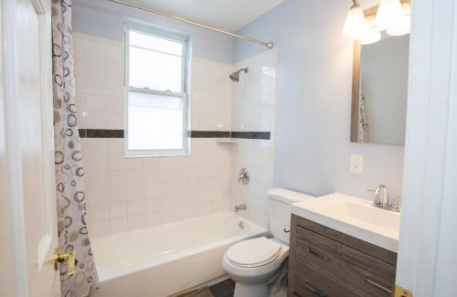 Petworth House | 3-min walk to PETWORTH METRO STATION ;10 mins to CONVENTION CENTER: PRIVATE COZY and QUIET BEDROOM and BATHROOM