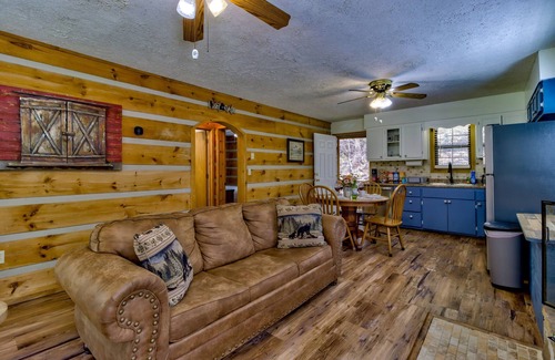 Townsend House | 3 mins from the Jeeps Takeover Townsend, 3.6mi to the National Park