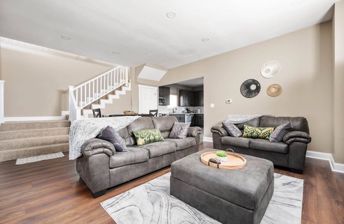 Fletcher Place House | 3 Mins to Downtown! Newly Remodel 2BR/2BR W/Jacuzzi & Deck