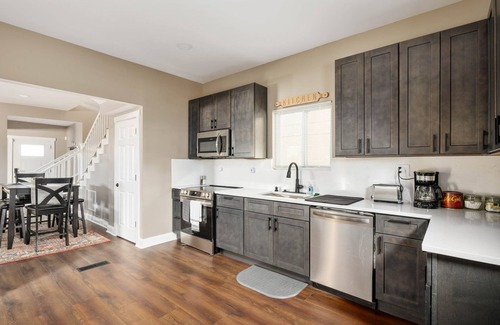 Fletcher Place House | 3 Mins to Downtown! Newly Remodel 2BR/2BR W/Jacuzzi & Deck