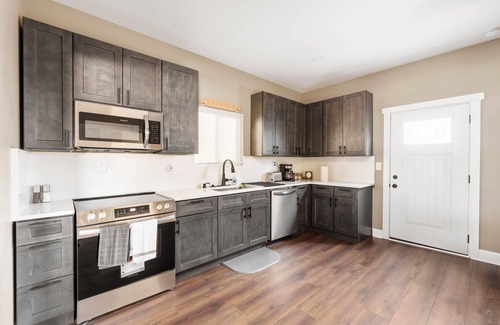 Fletcher Place House | 3 Mins to Downtown! Newly Remodel 2BR/2BR W/Jacuzzi & Deck