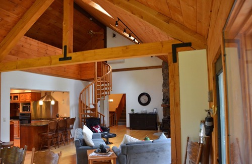 Manchester Center House | 3 minute drive to the heart of Manchester! Peaceful 5 bedroom home on 5 acres.