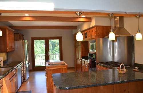 Manchester Center House | 3 minute drive to the heart of Manchester! Peaceful 5 bedroom home on 5 acres.