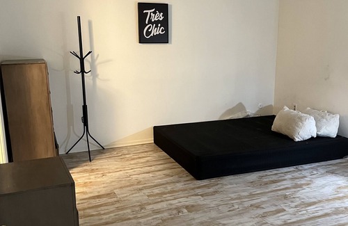 Canoga Park Bed & Breakfast | 3 minutes for The Village , Warner Center Park and Westfield Topanga