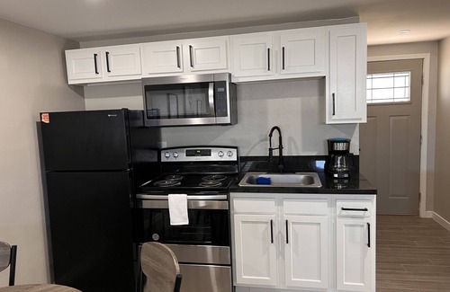 Avondale House | 3 Minutes from Tucson Medical Center-Cozy Modern Retreat.