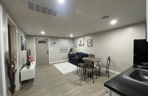 Avondale House | 3 Minutes from Tucson Medical Center-Cozy Modern Retreat.