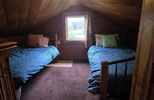 Hanmer Springs Cabin | 3 minutes to Hanmer Springs thermal pools! Family Cabin in the Hanmer Forest!