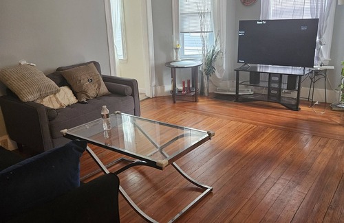 South Medford House | 3 Minutes to Tufts university Sunny bed room
