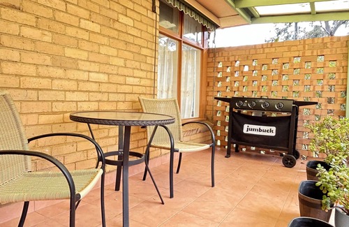 Mount Waverley House | 3 minutes walk to Train Station - Comfortable stay for 9