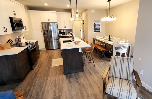 McKinley House | 3 Month Kelowna Okanagan Lakeview Three Bedroom Townhouse for Weekly Rental