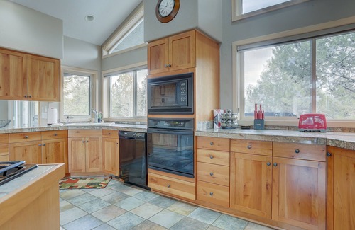 Sunriver House | 3 Mulligan Home features Hot Tub on Private Deck and Wood-Burning Fireplace by RedAwning