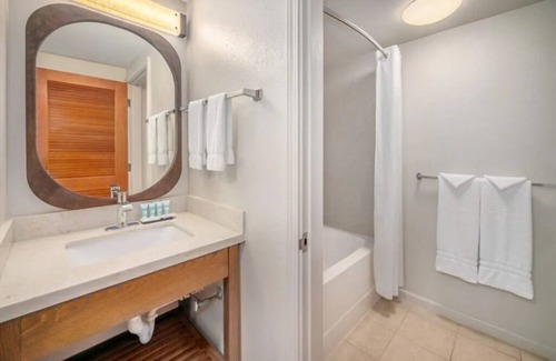 Kahului Hotel | 3 Oceanview Room Ideal for Family Beachside Relaxation | Near Kanaha Beach Park