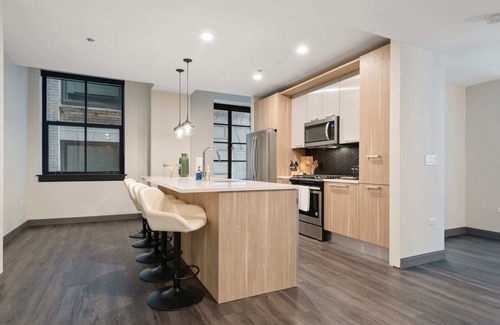 Downtown Chicago Apartment | 3 Prime 2BR Units + Ideal Business Retreat