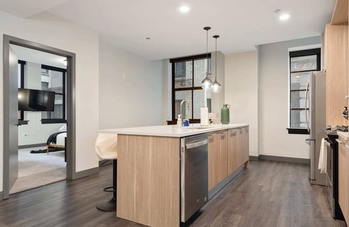 Downtown Chicago Apartment | 3 Prime 2BR Units + Ideal Business Retreat