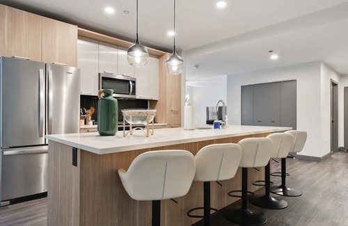 Downtown Chicago Apartment | 3 Prime 2BR Units + Ideal Business Retreat