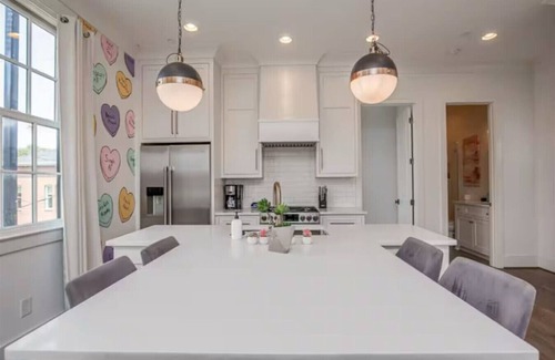 Rolling Mill Hill House | 3 Private Homes Walk2Boradway