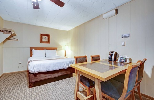 South Fork Apartment | 3 Queen Bed Suite Non Smoking at Four Season Lodge