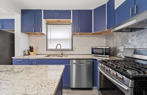 Johnson City House | 3 queen bedrooms, 2 fold-out beds, 2.5 baths near Binghamton University