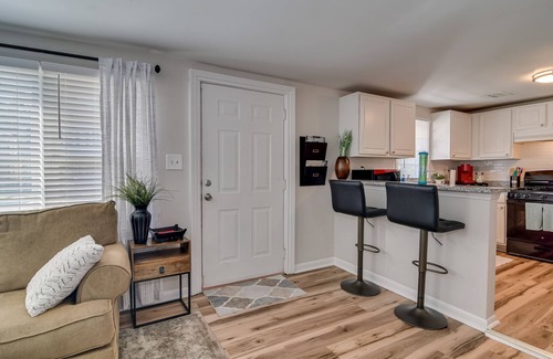 Downtown House | 3 Queens, 2 bedrooms, full kitchen & laundry