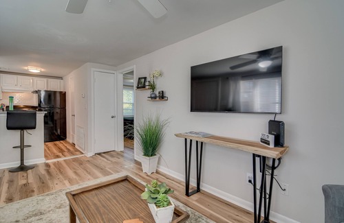 Downtown House | 3 Queens, 2 bedrooms, full kitchen & laundry