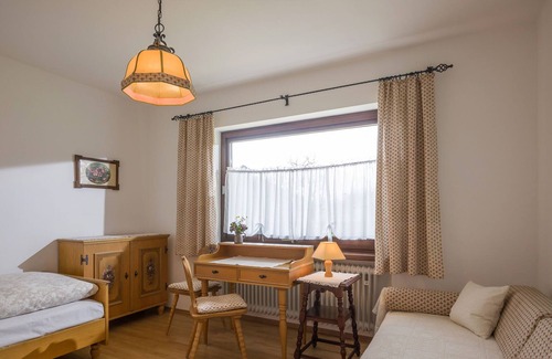 Auerbach Apartment | 3-room apartment, 74 sqm, 2 bedrooms, tiled stove, terrace