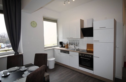 Tempelhof Apartment | 3 rooms, up to 8 persons, luxuriously furnished, "Iris3"