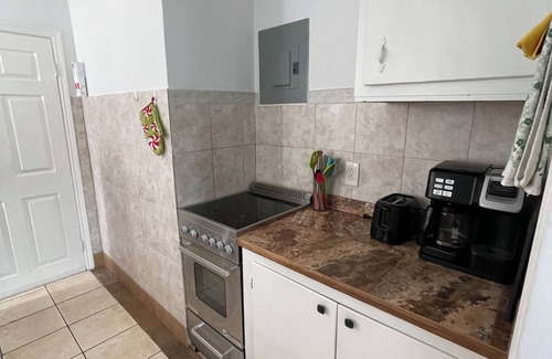 Warm Mineral Springs Cottage | #3 Small house walking distance to Warm Mineral Spring