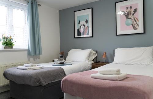 Corby Apartment | 3 Smart TVs, Sleeps 3, VAN PARKING, Fast WIFI