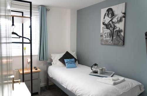 Corby Apartment | 3 Smart TVs, Sleeps 3, VAN PARKING, Fast WIFI