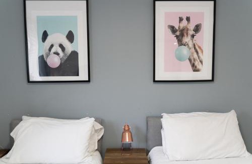 Corby Apartment | 3 Smart TVs, Sleeps 3, VAN PARKING, Fast WIFI
