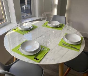 Paisley Apartment | 3 Smithhills Paisley central spacious sleeps 4