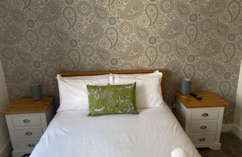 Paisley Apartment | 3 Smithhills Paisley central spacious sleeps 4
