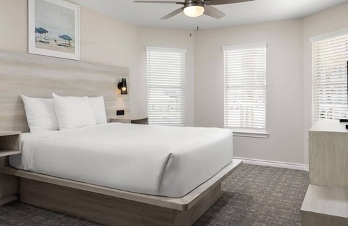 Galveston Hotel | 3 Spacious Villas w/Pool Access + Sports Courts | Close to Beaches