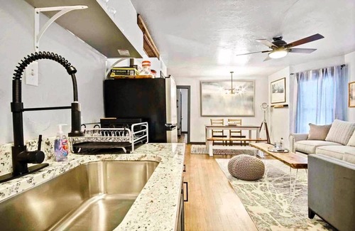 Central Oklahoma City Apartment | 3-story 6-bedroom 4 Bathrooms 3min-asian Dist