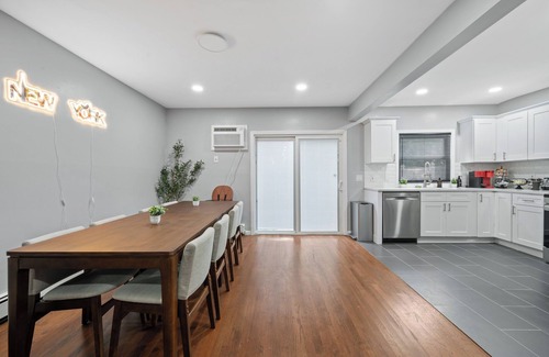 Constable Hook House | 3 Story Building: 6Bed 4Bath, Arcade, Massage Lounge, train 7min, NYC 20min