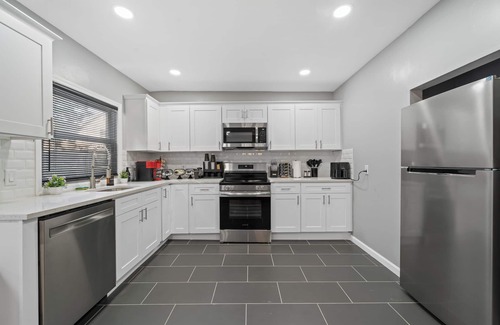 Constable Hook House | 3 Story Building: 6Bed 4Bath, Arcade, Massage Lounge, train 7min, NYC 20min