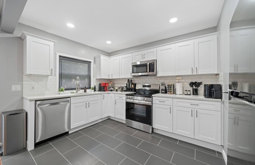 Constable Hook House | 3 Story Building: 6Bed 4Bath, Arcade, Massage Lounge, train 7min, NYC 20min