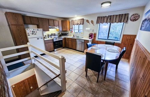 West Dover Condo | 3 Story Condo Just Minutes from Mount Snow & Lake Whitingham