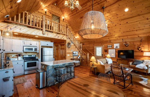 Topton Cabin | 3 Story Cozy Cabin in Nantahala with Beautiful Lake & Mtn View!