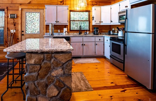 Topton Cabin | 3 Story Cozy Cabin in Nantahala with Beautiful Lake & Mtn View!