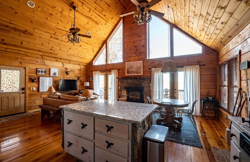 Topton Cabin | 3 Story Cozy Cabin in Nantahala with Beautiful Lake & Mtn View!