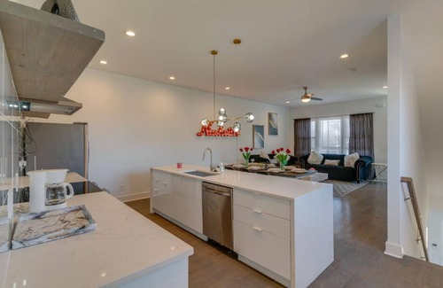 Katie Hill Neighborhood House | 3 Story, Roof top very close to Broadway 516