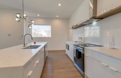 Katie Hill Neighborhood House | 3 Story, Roof top very close to Broadway 516