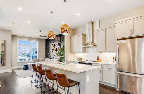 Historic Waverly House | 3-Story townhome near downtown w/rooftop deck, balcony, city views, washer/dryer