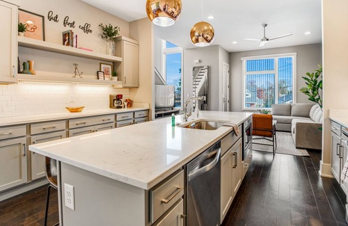 Historic Waverly House | 3-Story townhome near downtown w/rooftop deck, balcony, city views, washer/dryer
