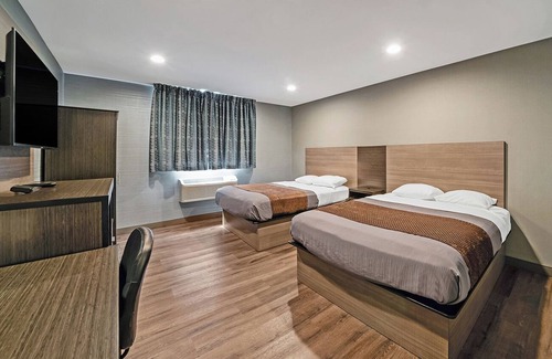 Foxboro House | 3 Units with FREE Parking & FREE Breakfast, Walk to Nature Trail & Cranberry Bog
