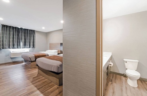 Foxboro House | 3 Units with FREE Parking & FREE Breakfast, Walk to Nature Trail & Cranberry Bog